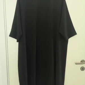 Klänning monki svart - Så fin! Men lite stor för mig. Väldigt oversize! Klänning från monki. Storlek S. Använd men i finfint skick! Fin liten öppning i ryggen, se bild! Upphämtning i Göteborg. Kan skickas mot porto. 