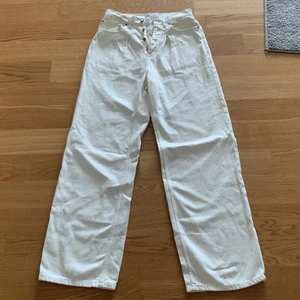 Wide leg jeans zara - Säljer dessa skit snygga vaniljvita jeansen från zara. Dessa sitter skit snyggt och är jättebekväma, men säljer de pga att jag itne använder de. Storlek 38 och jag är 172 cm