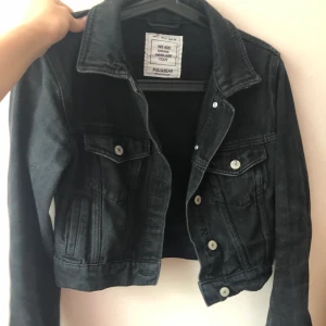 Jeans jacka - En fin jeans jacka från pull och bear, jätte bra skick, säljer för jag inte får nån användning av den!