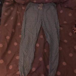 Blåa Tuna byxor  - Säljer ett par blåa tuna tyg byxor är aldrig andväda och är i perfekt skick 