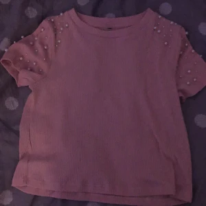 Rosa t-shirt med pärlor  - Säljer en t-shirt som är använd några gånger men använder inte längre är i bra skick köp vis snabb köp