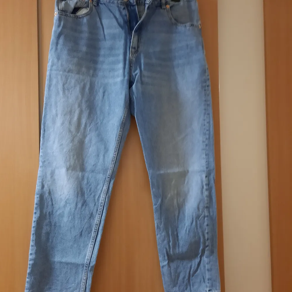 Stela Mom jeans från Lager 157 i XL. De är inte stretchiga alls, så dessa är använda kanske 1 gång. Kan mötas upp eller skicka, jag står INTE för frakten. Jeans & Byxor.