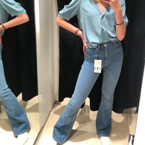 Ljusblåa bootcutjeans  - Snygga ljusblåa bootcut- jeans köpta på ZARA. Långa på mig som är 169 o går o klippa av om önskas. Frakt tillkommer💕