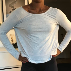 Object tröja - Har aldrig använt denna tröja men den e sjukt snygg och speciellt i ryggen, den kosta 400;- jag säljer den för 150;-❤️❤️
