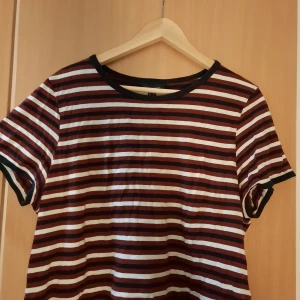 Croppad t-shirt strl 44 - Något croppad tröja från new look i strl 44. Använd fåtal gånger då jag tycker att den är för kort på mig som är ganska lång. Kan mötas upp eller skicka, jag står INTE för frakten