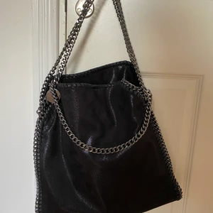 Väska  - Drömmarnas väska, tyvärr används den inte utav mig då jag föredrar mina andra alternativ. Perfekt annars, rymlig med några innerfack, köptes för 599:-. Köpare står för frakt.