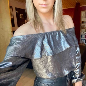  - Superfin off-shoulder Body från TopShop, köpt i London. 💓 Väldigt snyggt tyg, perfekt till att ha till fest! ✨ Har aldrig använt den så i helt perfekt skick. ⭐️ 