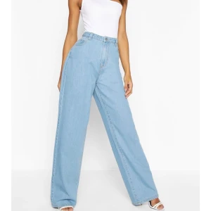 Jeans - Superfina ljust tvättade jeans från Boohoo i strl 36! De var lite stora för mig som normalt har 36, så jag valde att dra ner dem för en mer ”baggy fit”. Men de är meningen att de ska sitta tightare med hög midja!  Kan skicka fler bilder❤️ Prislappar kvar!