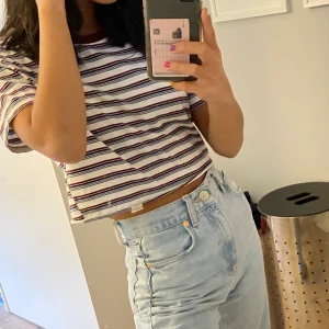 Randig t-shirt - Jätte fin croppad t-shirt från pull&bear, sparsamt använd. Hör av dig vid intresse /fler bilder (frakt ingår) 🤍⚡️