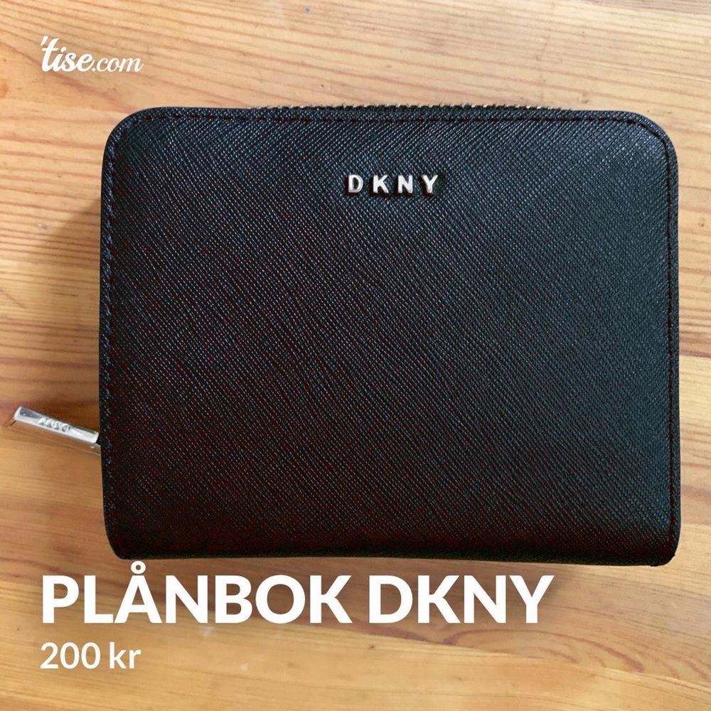 Fin plånbok från dkny, använd men i jättebra skick. Nypris 699:- Frakt: 29:-. Väskor.