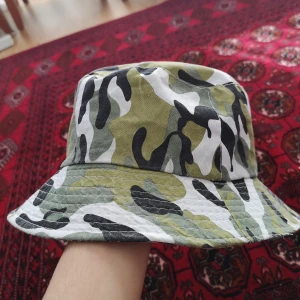 2 I 1 Bucket hat  - Gullig bucket hat man kan vända ut och in. 