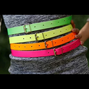 Neonskärp från 80-talet, 4 st - 4st neonskärp med silverspänne, från min mammas garderob på 80-talet!👩🏼‍🎤 Bra skick, trots välanvända. ALLA FÖR 220:- annars 65:- styck. Finns för avhämtning i Malmö, alt kan skickas (mot att köparen betalar frakten). Alla skärpen har olika längd.