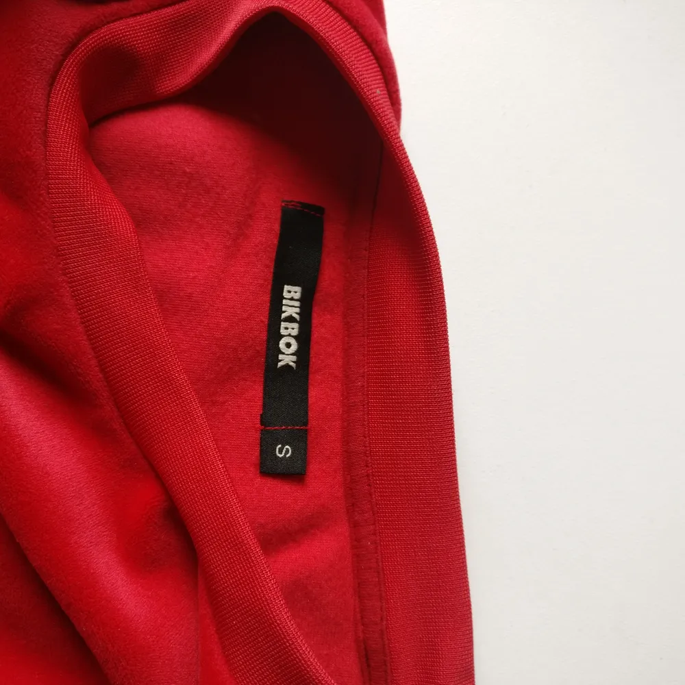Supermysig röd velour tröja. Den är stor i ärmarna och kortare och mer 'pösig' upptill. Riktigt snygg. Supermysig. Passar S-M. Frakt på 60:- tillkommer.. Tröjor & Koftor.