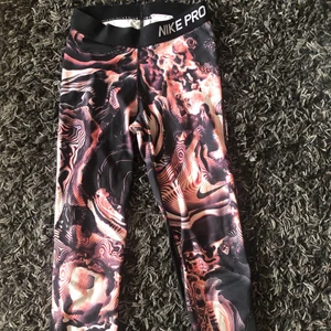 Nike - Träningsbyxor från Nike som inte kommer till användning. Väl använda men fint skick! 150kr💗