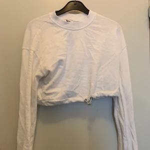 Tröja med snöre runt midjan  - Vit tröja med snörning runt midjan från nakd i storlek M. Säljer för att den inte är min stil. För frågor eller funderingar är de bara att skriva💓 köparen står för frakten <3