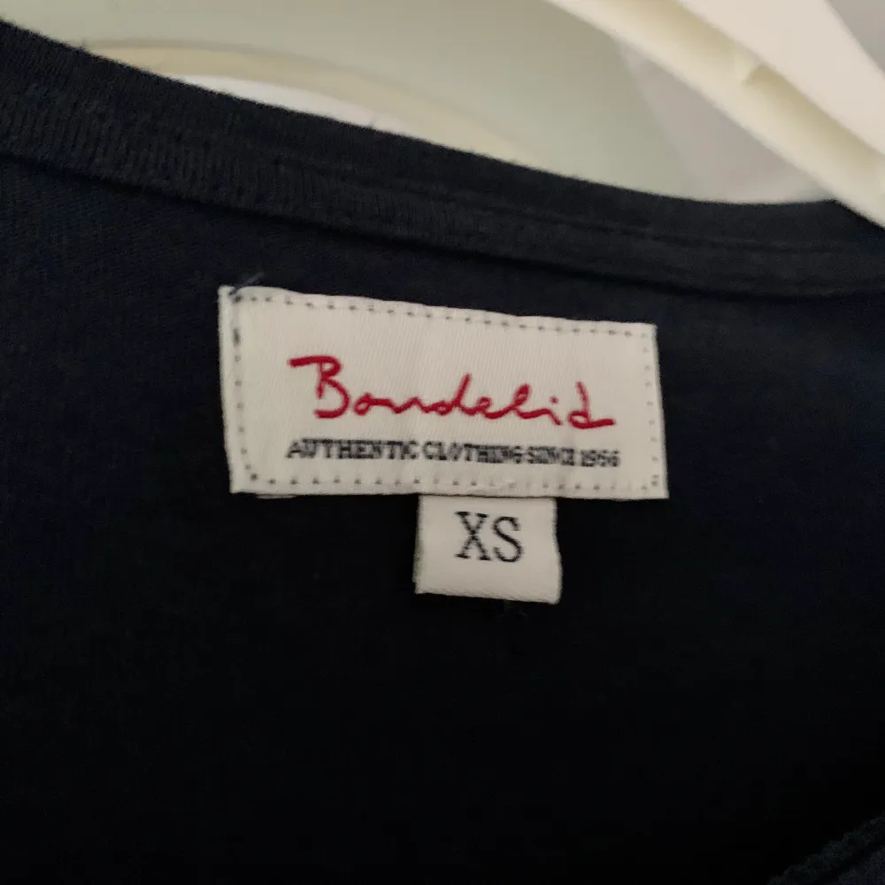 Mörkblå långärmad T-shirt från Bondelid som är använd men fortfarande i fint skick 💙 frakt tillkommer och vid flera köpare blir det budgivning som avslutas 24 timmar efter första budet 💙. T-shirts.