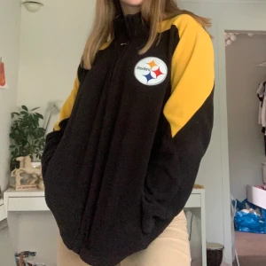 Steelers fleecetröja  - JÄTTEskön och cool Pittsburgh Steelers fleecetröja. Verkligen jättemysig och perfekt en nu när det blir lite kallare! Tröjan är köpt secondhand i USA men inga tecken på användning. Kontakta mig gärna vid frågor eller om du vill ha fler bilder<3