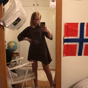 Kort klänning :) - Använd endast för bilden. Den ska vara i 2XL men sitter som XS/S. Har spetsar vid slutet som gör den mer unik. 
