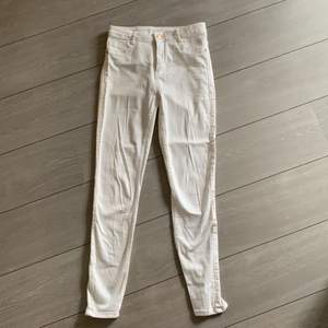Vita jeans från ginatricot i storlek M