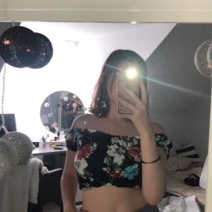 Gina tricot  - Väldigt skönt somrigt plagg man kan ha på sig till flera olika tillfällen. Använt ca 4 gg, i perfekt skick och töjbar.