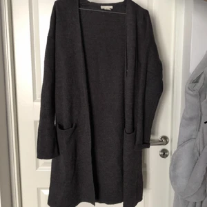 Lång varm kofta - Mörkgrå lång varm kofta med fickor. XS men passar S o större 