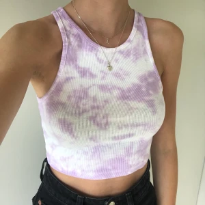 Tie dye färgat linne 4.. - Ett supersnyggt tie-dye färgat linne i en croppad modell. Har aldrig använt så det är nyskick. Frakt tillkommer på 22kr. Eftersom dessa linnen är väldigt populära och många vill köpa är det viktigt att man kan swisha direkt! :) 