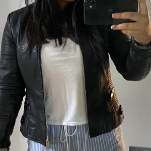 Skinn jacka - Säljer min skinnjacka den är lite för liten på mig sädför säljer kag den. Den är helt oanvänd nästan ny och nypriset var 799 säljer för 450kr