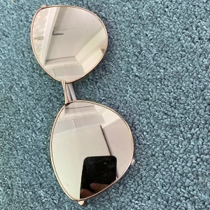 Solglasögon  - Skiit fina solglasögon jag onte använder. 