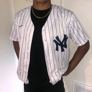 Baseball tröja  - Baseball tröja i storlek M. Endast testad och aldrig använd. Passar både tjej och kille 