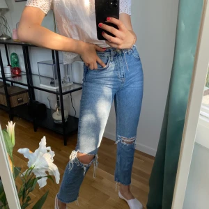 Jeans och off shoulder topp - Håliga jeans från Zara och en riktig fin sommar topp från Hollister. Buda i kommentarerna om jeansen, budgivning slutar torsdag 20:00