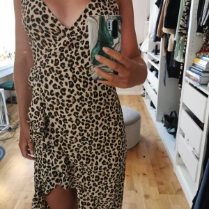 Klänning - Somrig klänning från HM 💕 Knappt använd. Storlek S och säljer för 150kr. Frakt ingår 💖