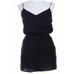 Svart jumpsuit  - Skön jumosuit som passar både XS och S. 