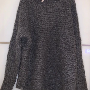 Stickad tröja  - Stickad tröja från okänt märke. Storlek 40. Använd en gång. Priset är inkluderat frakt.