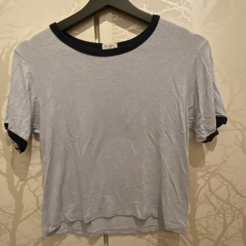 Supersöt ljusblå t-shirt från Brandy Melville i ett väldigt luftigt och mjukt material💓 storlek S men passar även XS. T-shirts.