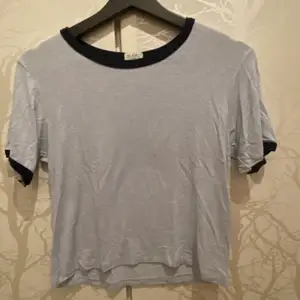 Supersöt ljusblå t-shirt från Brandy Melville i ett väldigt luftigt och mjukt material💓 storlek S men passar även XS