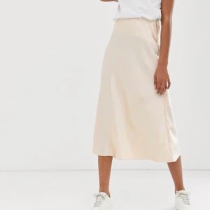 Satin kjol - Champagne färgad satin kjol i nyskick. Köparen står för frakt!