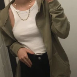 Hoodie - Fin stentvättade hoodie från Nina Glimsells collab med Madlady! Lite yeezy liknande. Endast använd en gång, ny kostar nu 249kr. Köparen står för frakten:)