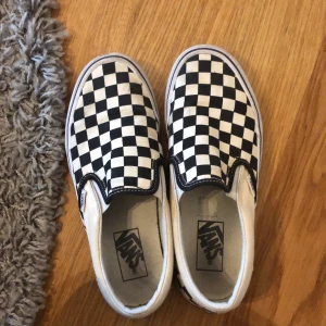 Rutiga vans - Rutiga vans. Inte mycket använda och inga slitningar, det enda är att de är lite smutsiga. Går bort med en tvätt, inget som är sönder. Storlek 38. Pris 250 +frakt
