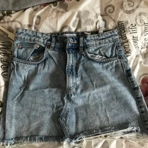 Snygg slutsåld kjol från zara  - Jätte snygg och skön jeanskjol från zara med lätta slitningar i storlek s-xs. Kjolen ger snygg figur och sitter jätte skönt 