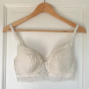 Vadderad balconette-bh I spets  - Frakt tillkommer❗️NEW✨! Was never worn! En balconette-bh i spets. Bh:n har bygel och vadderade kupor som lyfter och formar bysten. Reglerbara axelband. Bred spetskant nedtill. Knäppning bak med hyskor och hakar.