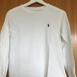 Vit polo sweatshirt/långärmad  - Jätte snygg och mysig tröja från polo Ralph Lauren, i barn storlek L motsvara xs. Köpt på killavdelningen i usa. I fint skick 