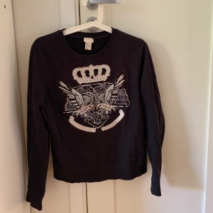 Sweatshirt från HM - Snygg sweatshirt från HM. Inga hål eller synliga slitningar. Frakt tillkommer💛