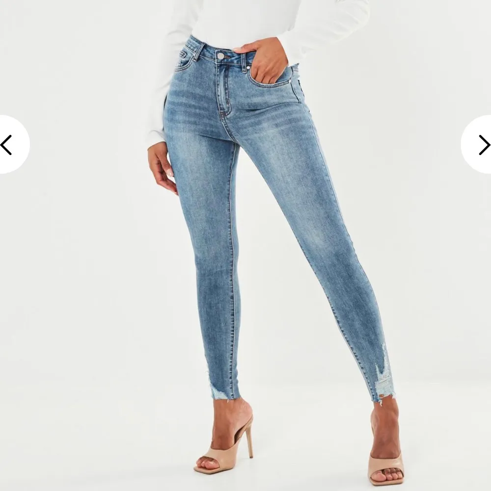 Blå jeans från missguided. Storlek 34. Aldrig använda och lappar finns kvar.. Jeans & Byxor.