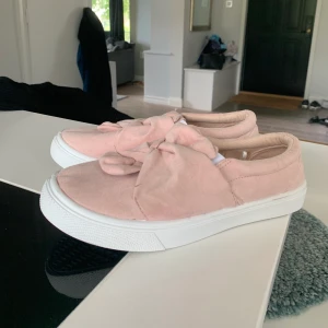 Fina oanvända skor  - Endast har dessa skor på mig inomhus 1 gång. 