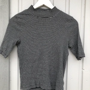  Randig Kortärmad t-shirt - En snygg randig kortärmad t-Shirt, storlek Small. 30 kr + frakt! 🦋💫
