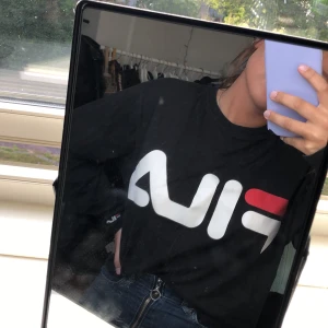 Fila tröja - En snygg tröja ifrån fila. Tröjan är från herravdelningen och är i storlek M. Frakt tillkommer på 44kr och det är bara att ni hör av er om ni har några frågor😋❣️