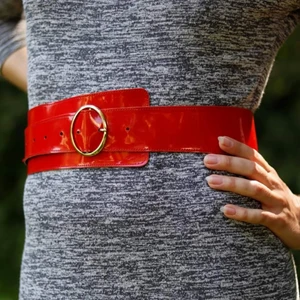 Rött vintace lackbälte med guldspänne - Rött vintage lackbälte med guldspänne. (Säljer även ett grått) Ännu ett bälte ifrån min stilikoniska mormor! 💄 Bra skick. Finns för avhämtning i Malmö, alt kan skickas (mot att köparen betalar frakten). Betalning via swish.