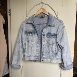 Denim jacka - Denim jacka från H&M 💙 I gott skick och passar till allt! Lite cropped fit. Jag är XS men jackan är stl 40 så på mig är den over-sized 🌸  🚚 Frakt ingår i priset.
