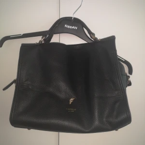 Fiorelli väska  - Bra skick och rymlig men fin handväska. Frakt ingår ej men pris kan diskuteras vid snabb affär :) 