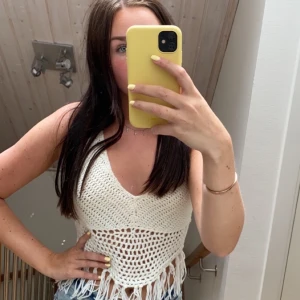 Topp från bikbok med fransar  - Stickad topp från bikbok med fransar storlek 34